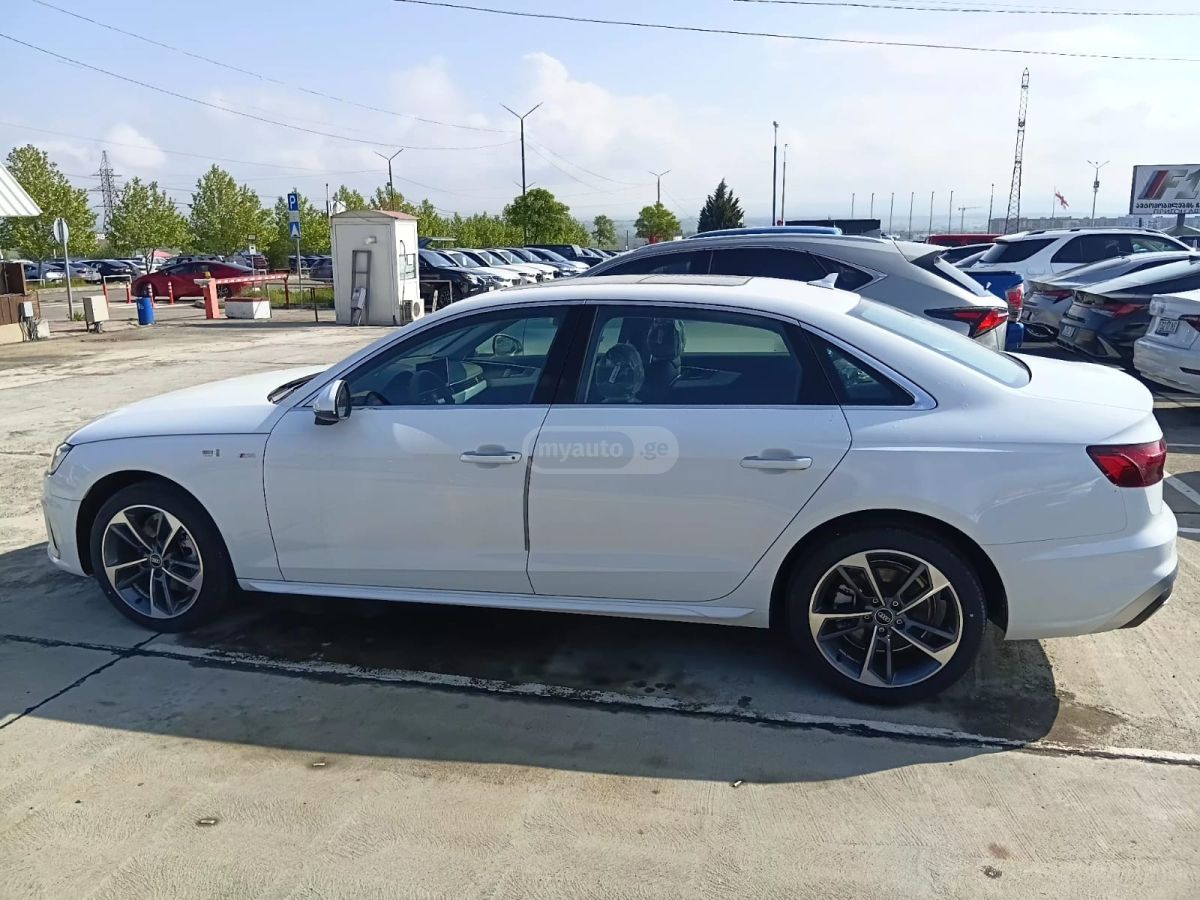 Audi A4 - фото 8
