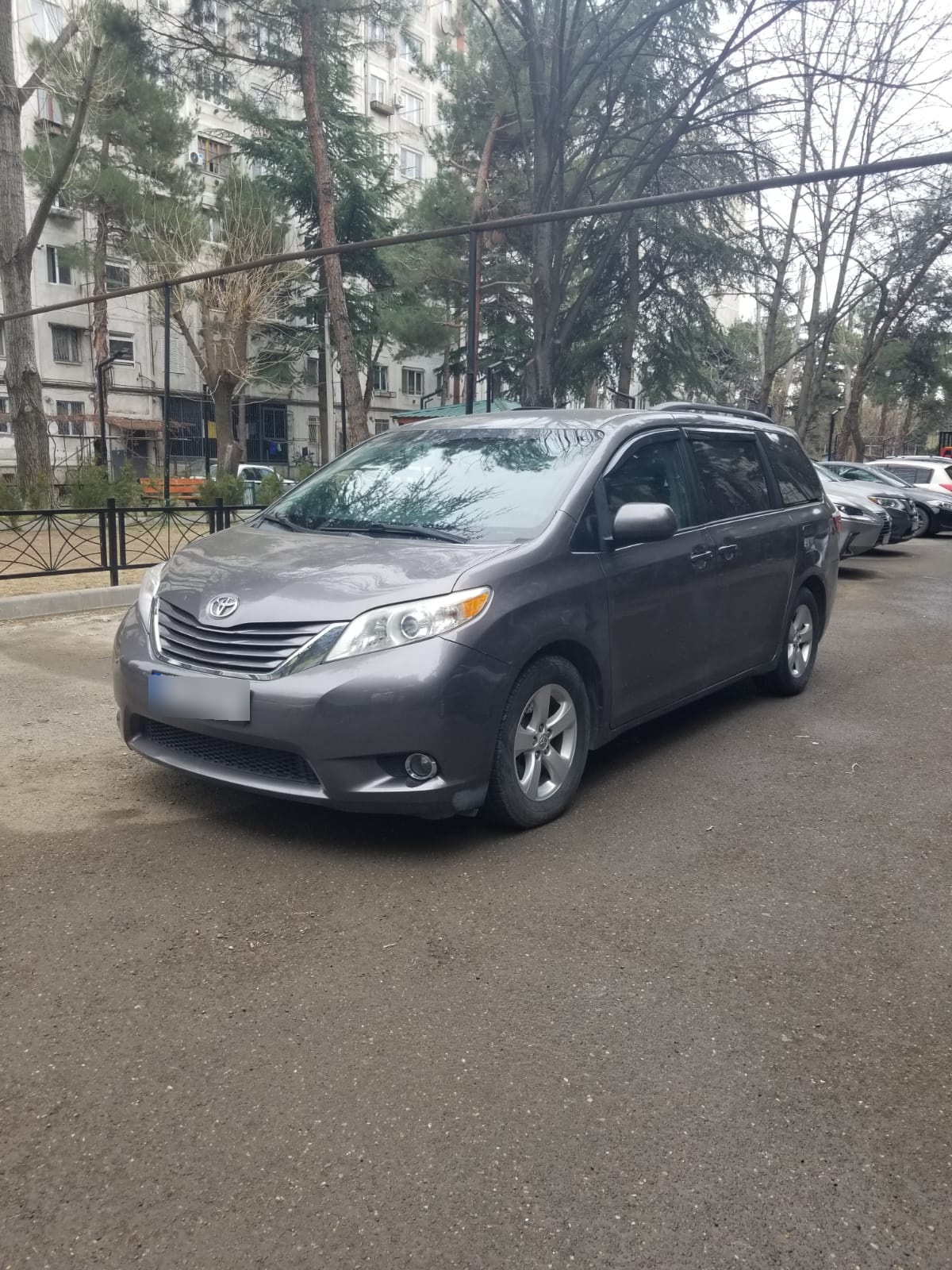 Toyota Sienna - фото 2
