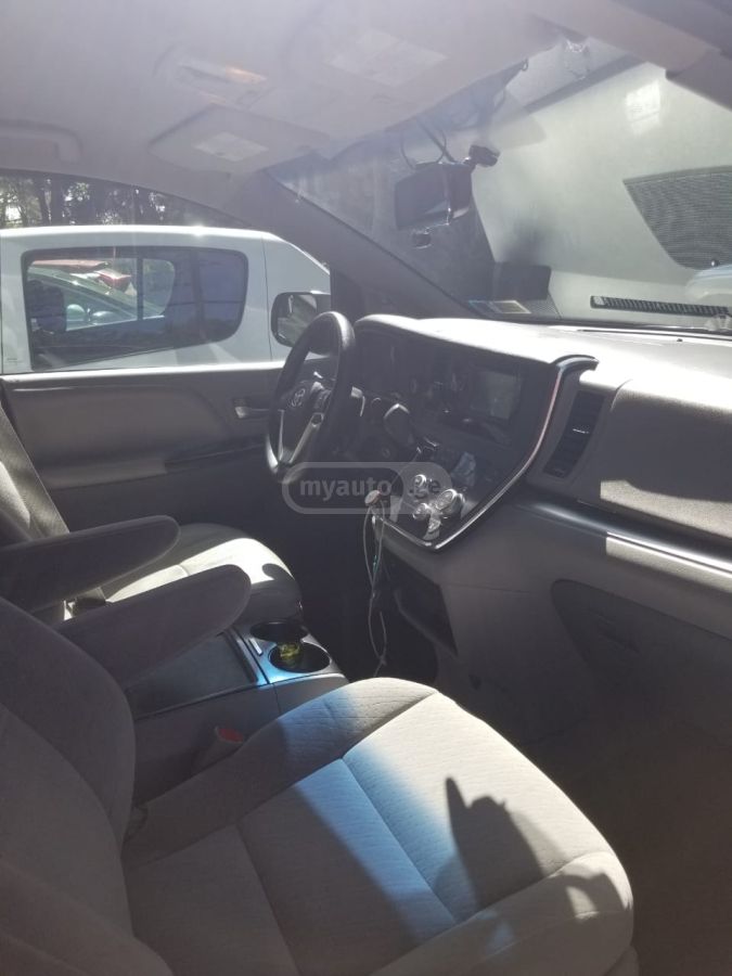 Toyota Sienna - фото 7