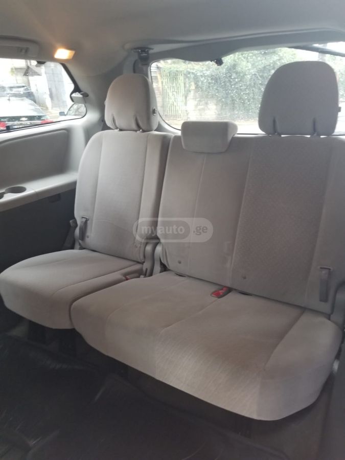 Toyota Sienna - фото 9