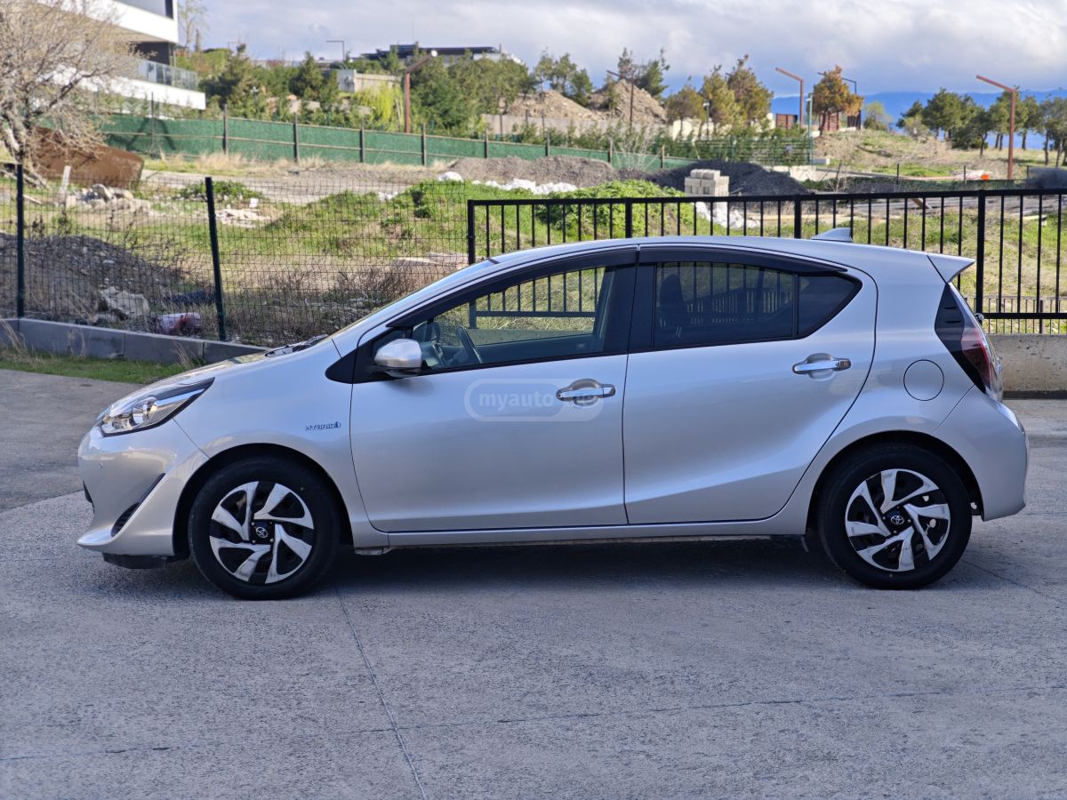 Toyota Aqua - фото 6