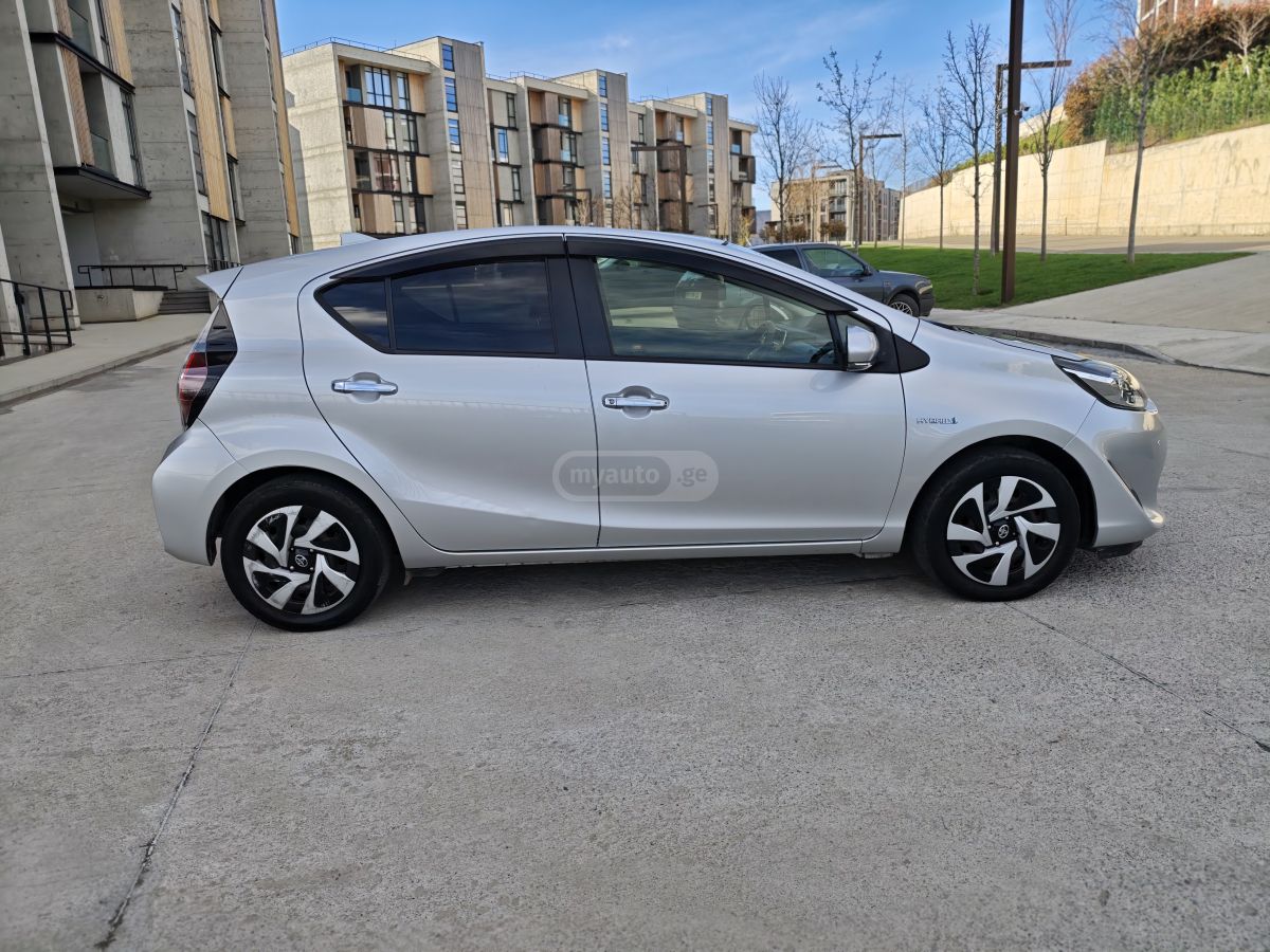 Toyota Aqua - фото 7