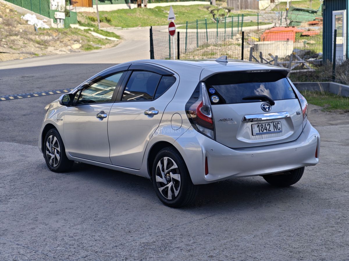 Toyota Aqua - фото 8