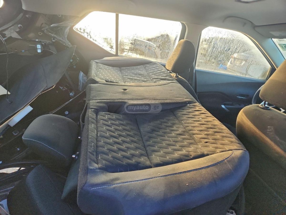 Nissan SV 4dr Front-Wheel Drive CVT — миниатюра 10