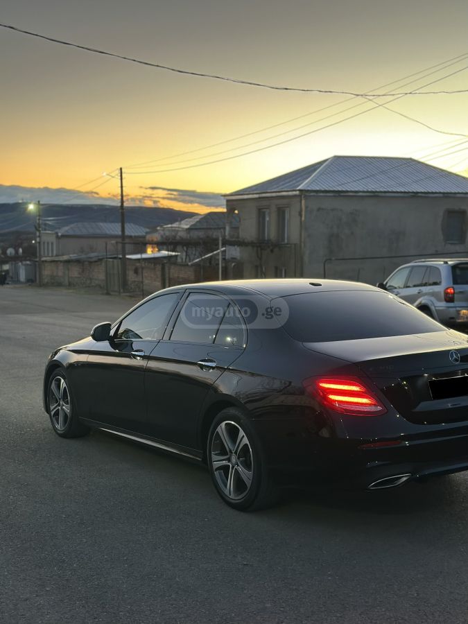 Mercedes-Benz E 300 - фото 7