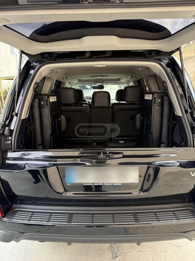 Toyota Luxury 4dr 4x4 Automatic — миниатюра 11