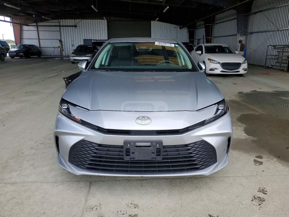 Toyota Camry - фото 1