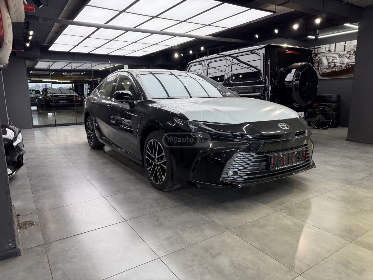 Toyota Camry - фото 1