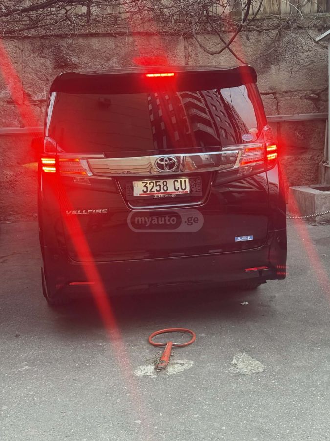 Toyota Alphard - фото 7