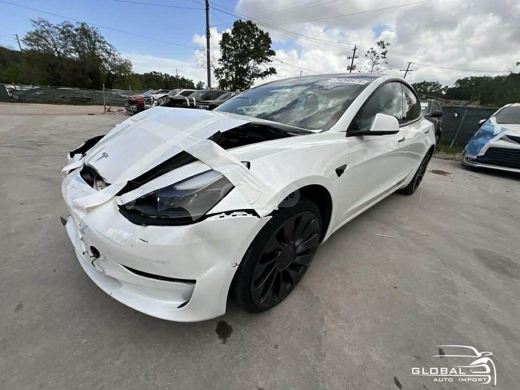 Tesla Model 3 - фото 1