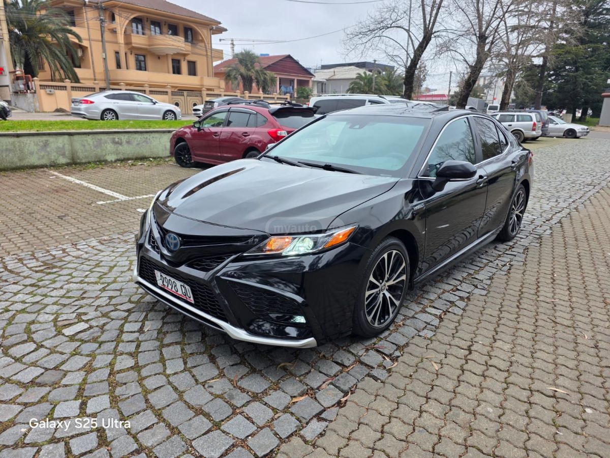 Toyota Camry - фото 1