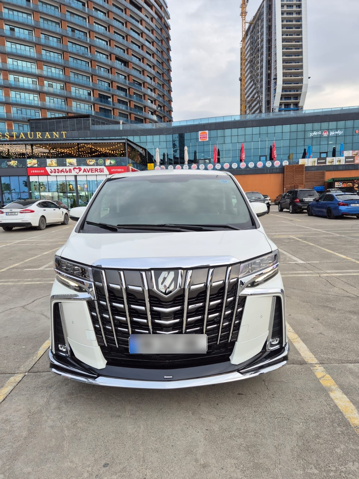 Toyota Alphard - фото 1