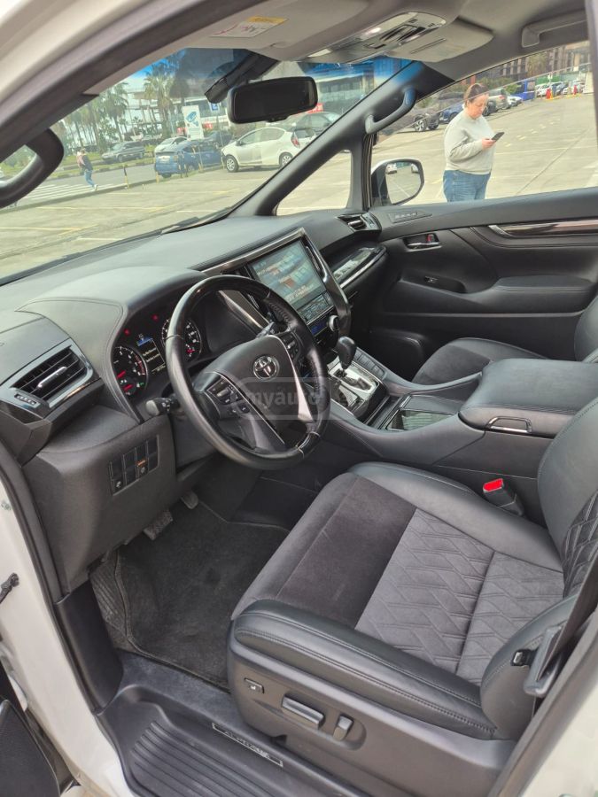 Toyota Alphard - фото 10