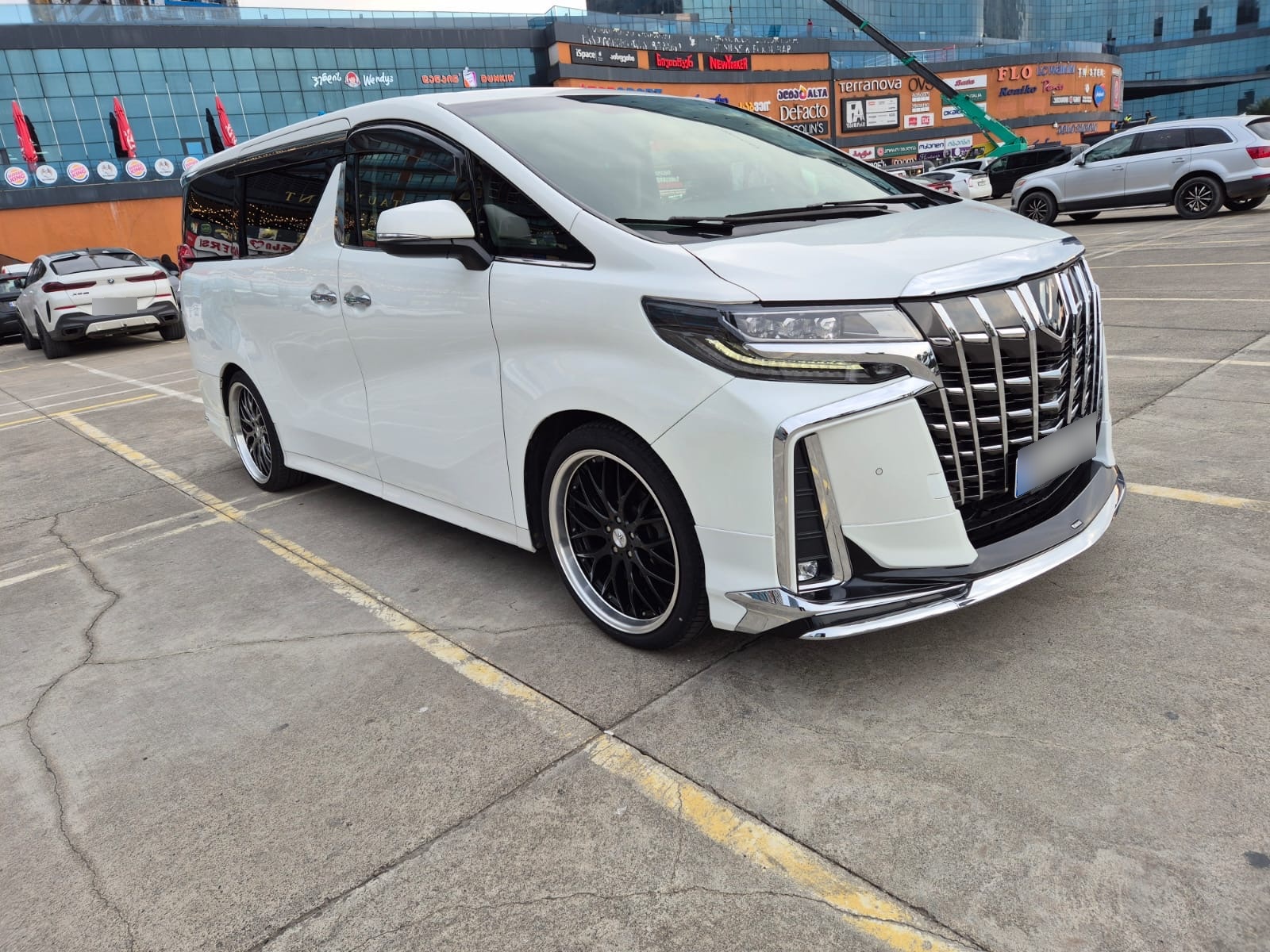 Toyota Alphard - фото 2