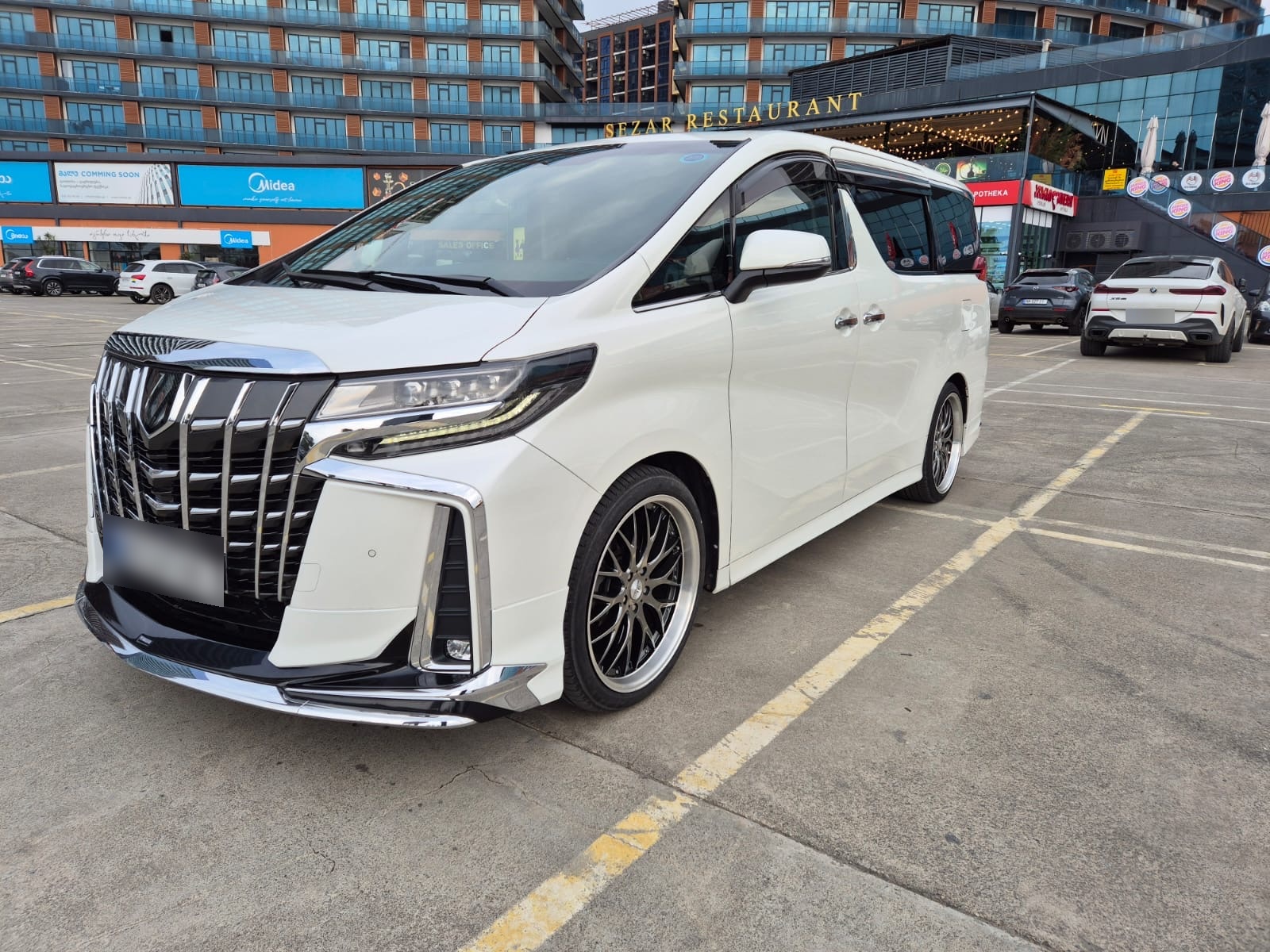 Toyota Alphard - фото 3