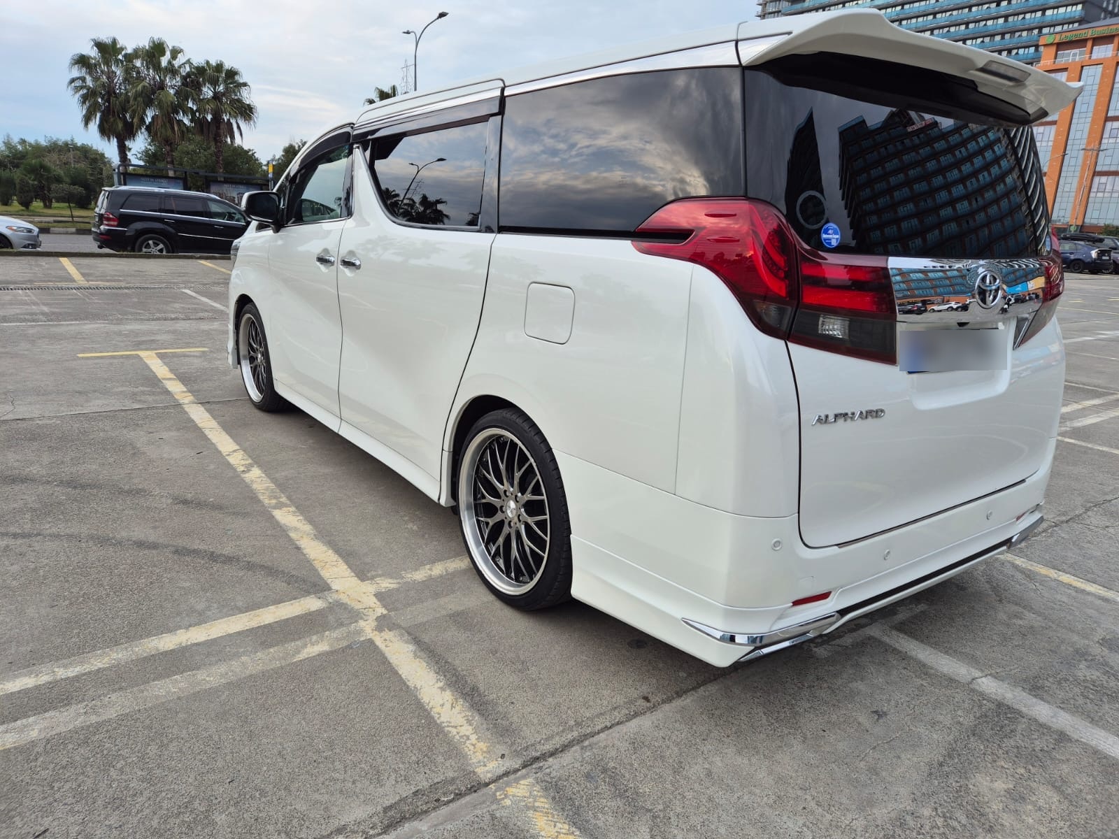 Toyota Alphard - фото 4