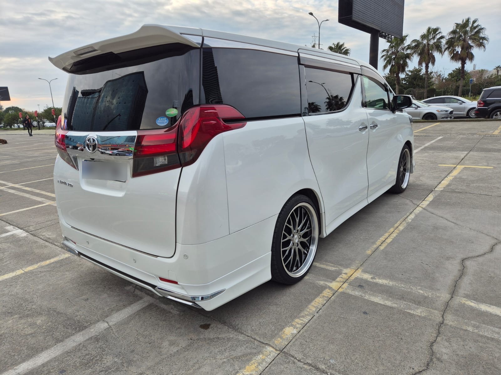 Toyota Alphard - фото 5