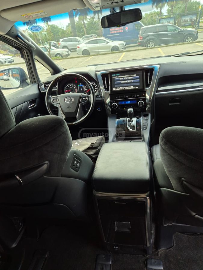 Toyota Alphard - фото 8