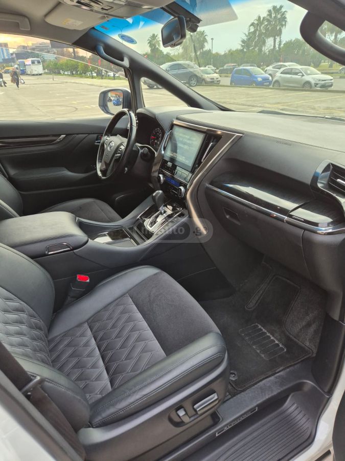 Toyota Alphard - фото 9