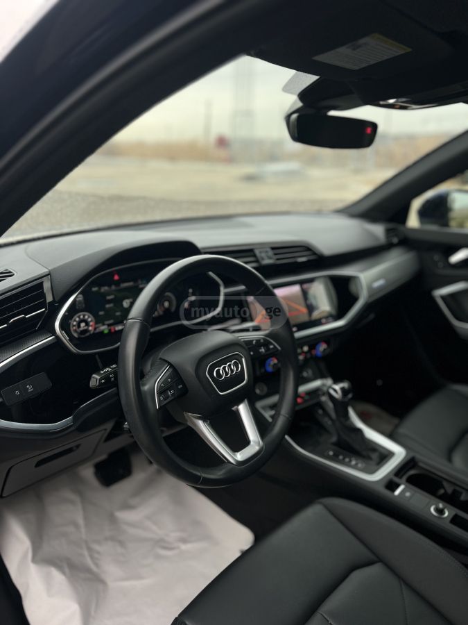Audi Q3 - фото 12