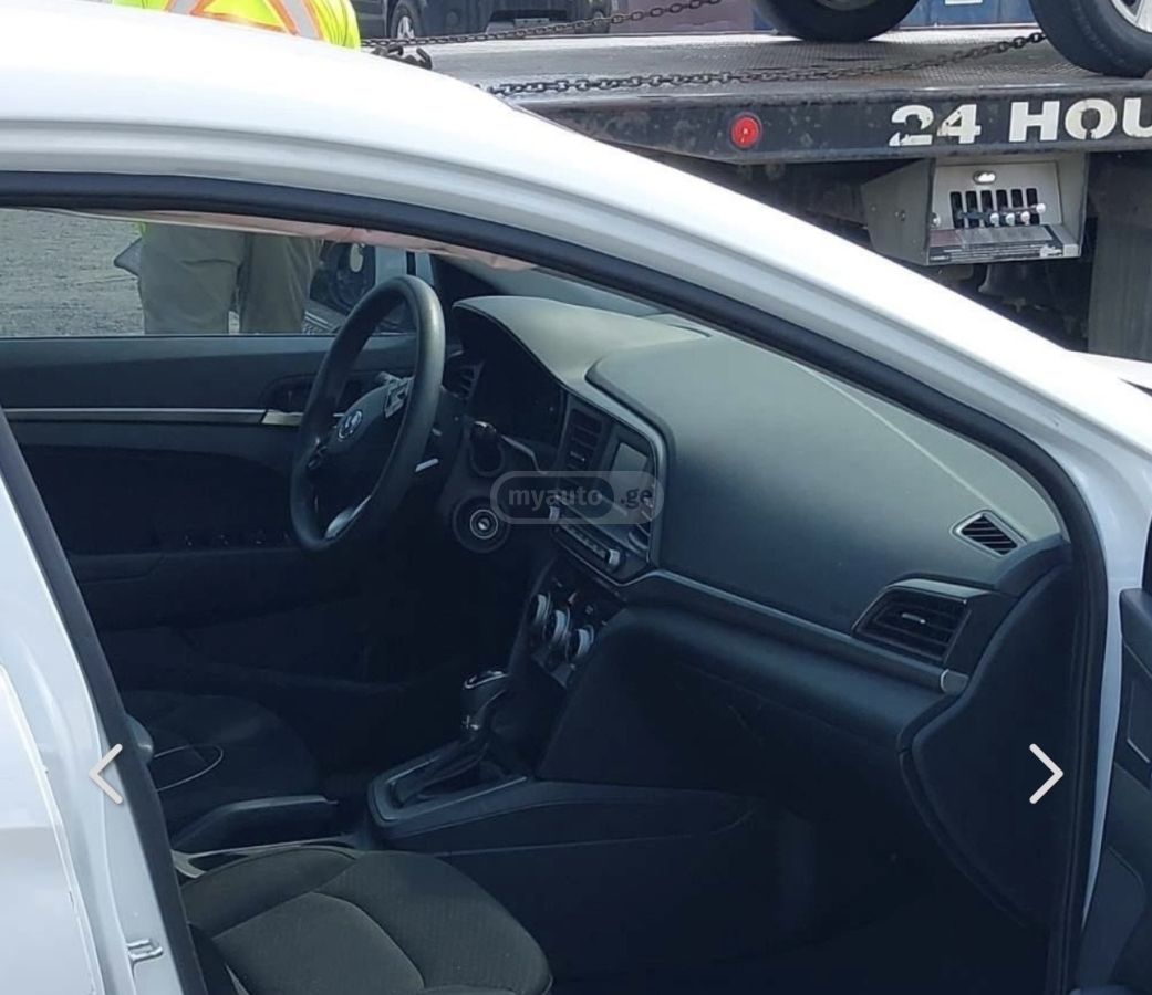 Hyundai Elantra - фото 2