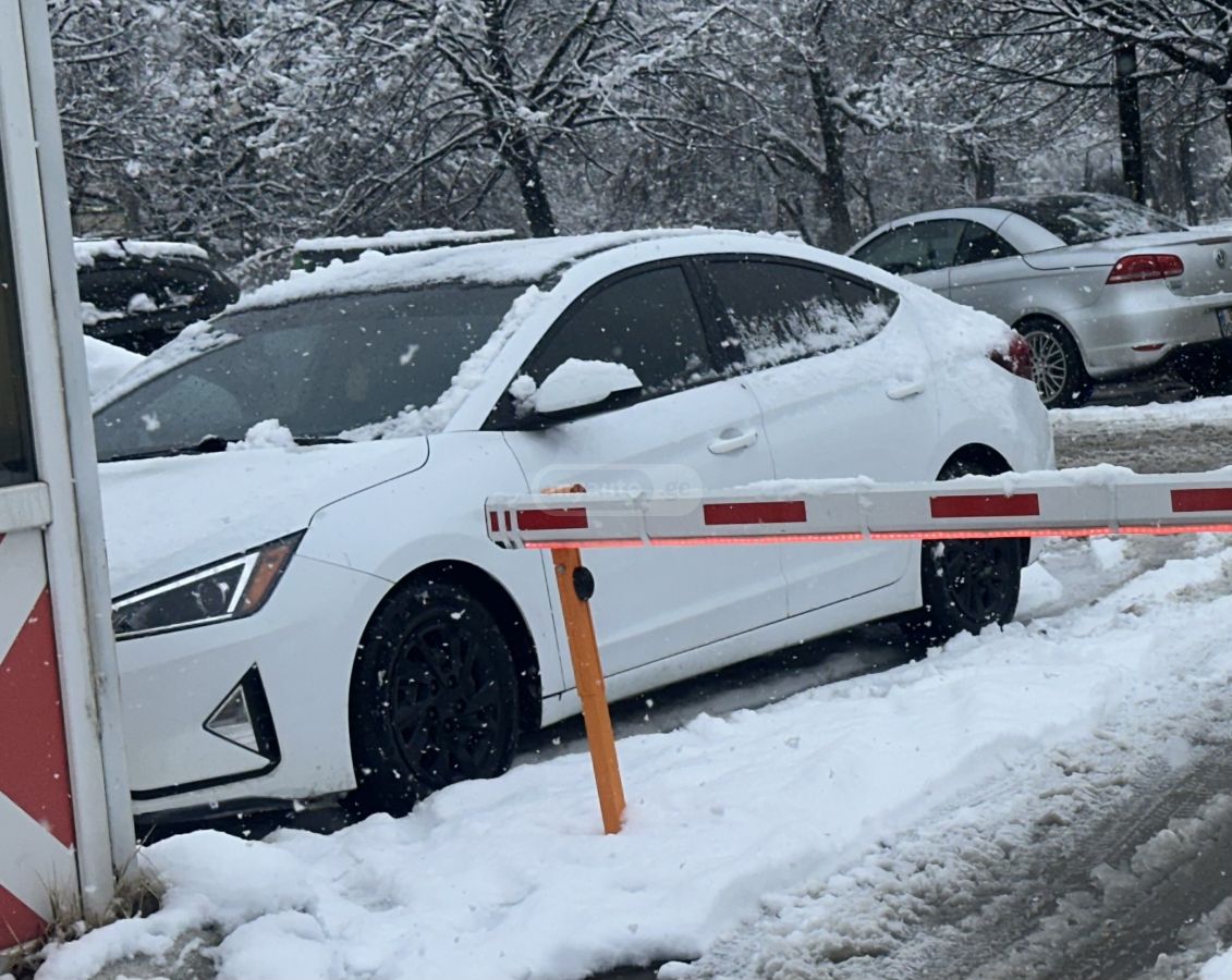 Hyundai Elantra - фото 4