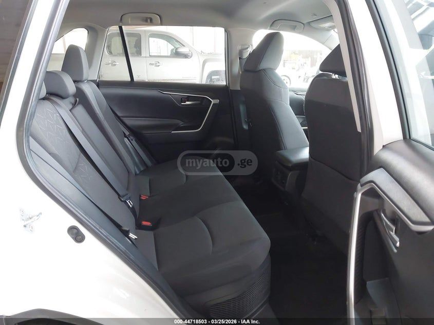Toyota Rav 4 - фото 8