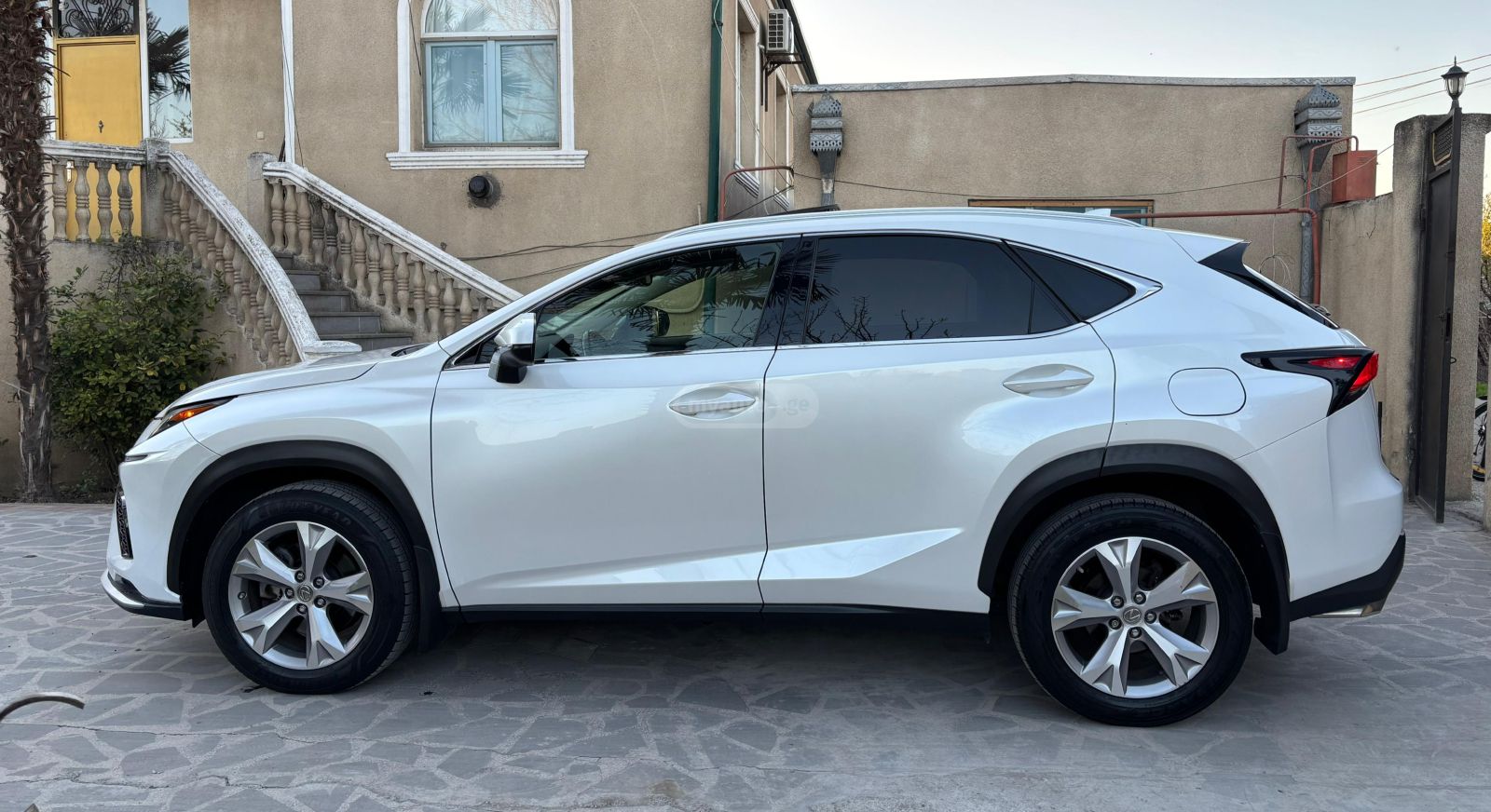 Lexus NX 200 - фото 1