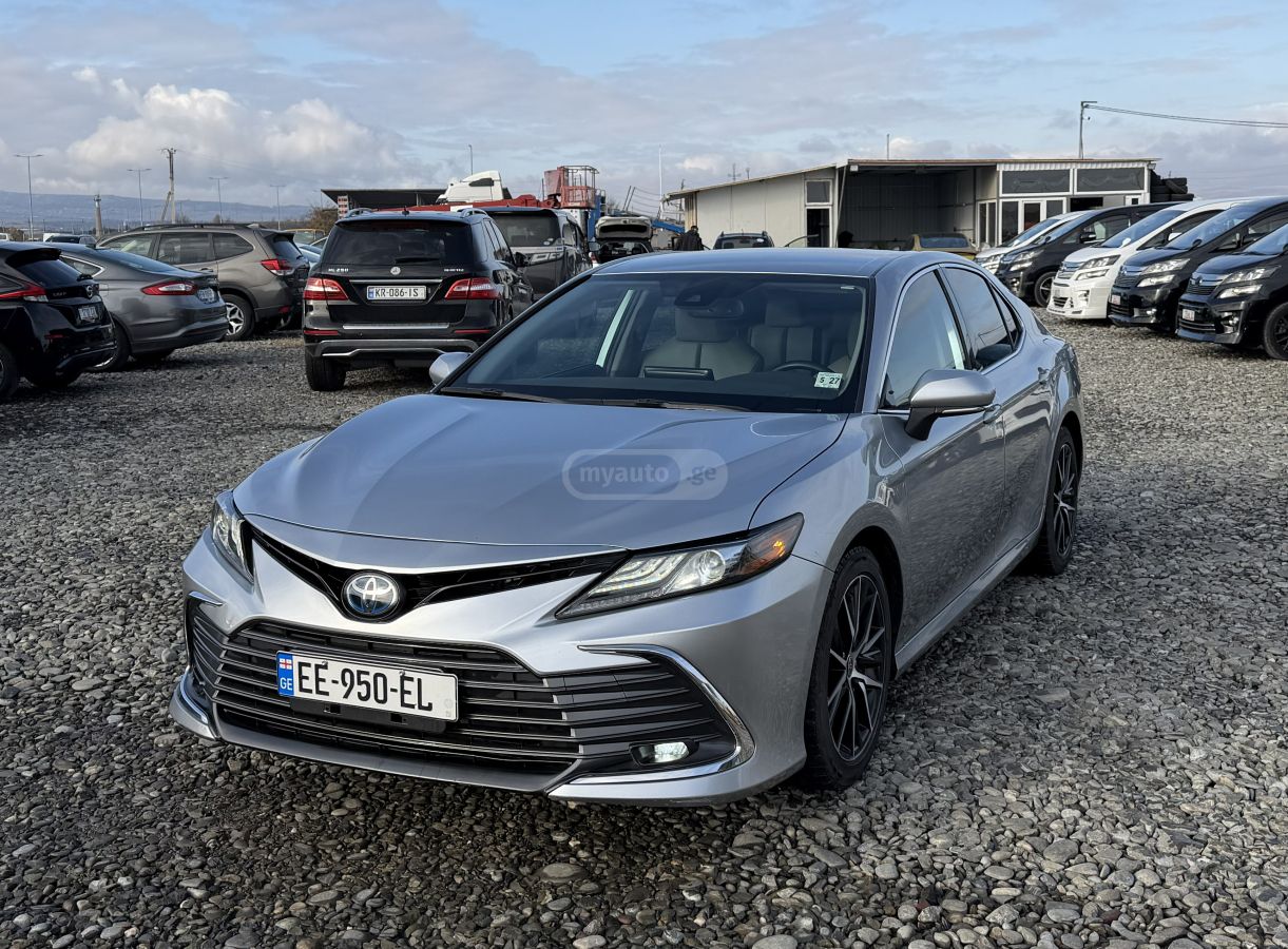 Toyota Camry - фото 1