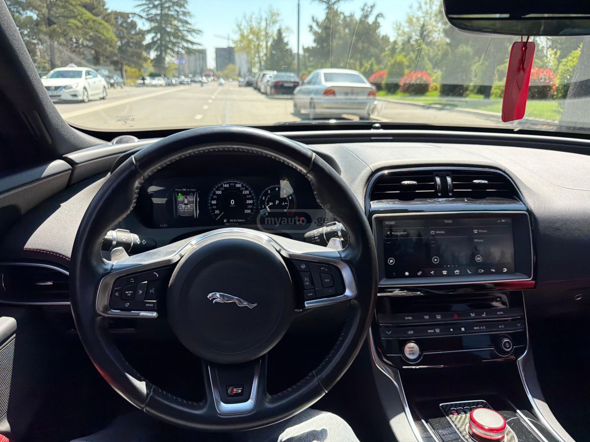 Jaguar XE - фото 11