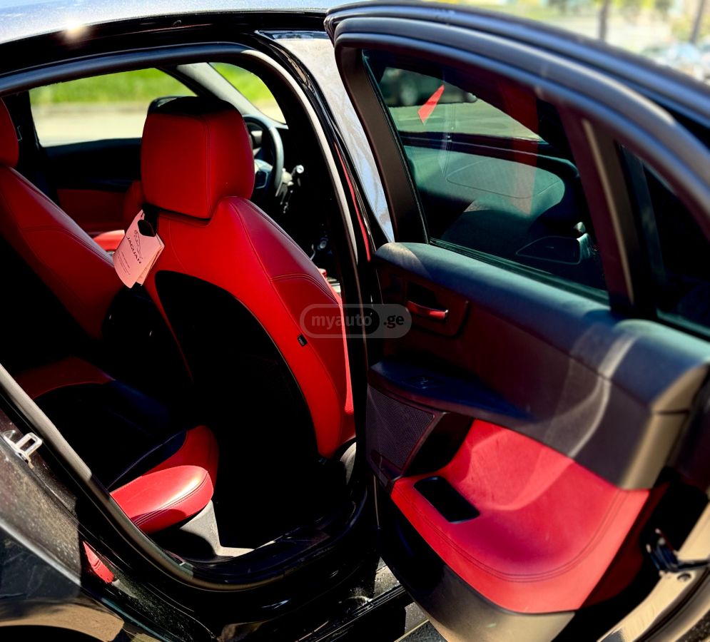 Jaguar XE - фото 12