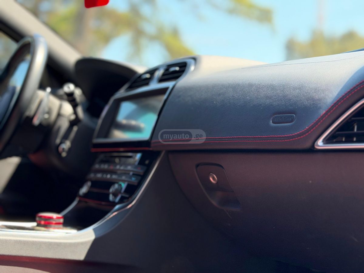 Jaguar XE - фото 13
