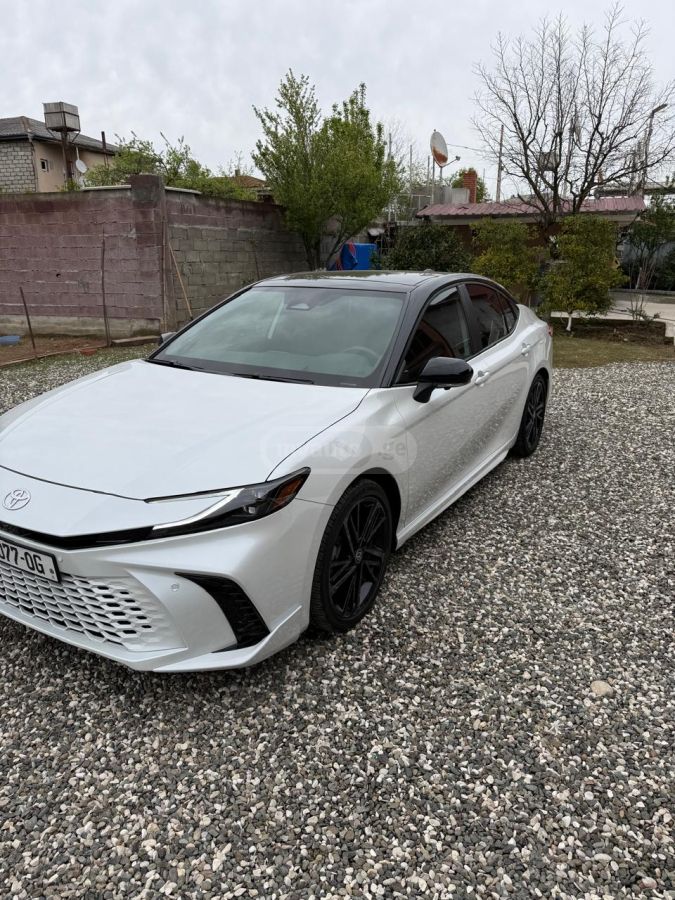 Toyota Camry - фото 1