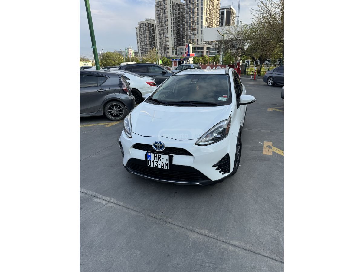 Toyota Prius C - фото 1