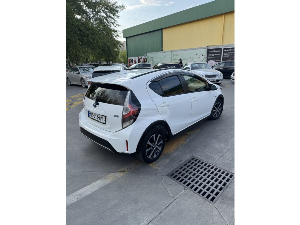 Toyota Prius C - фото 3
