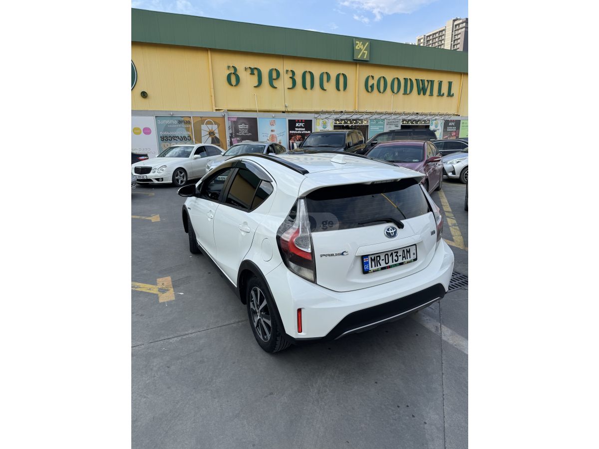 Toyota Prius C - фото 4