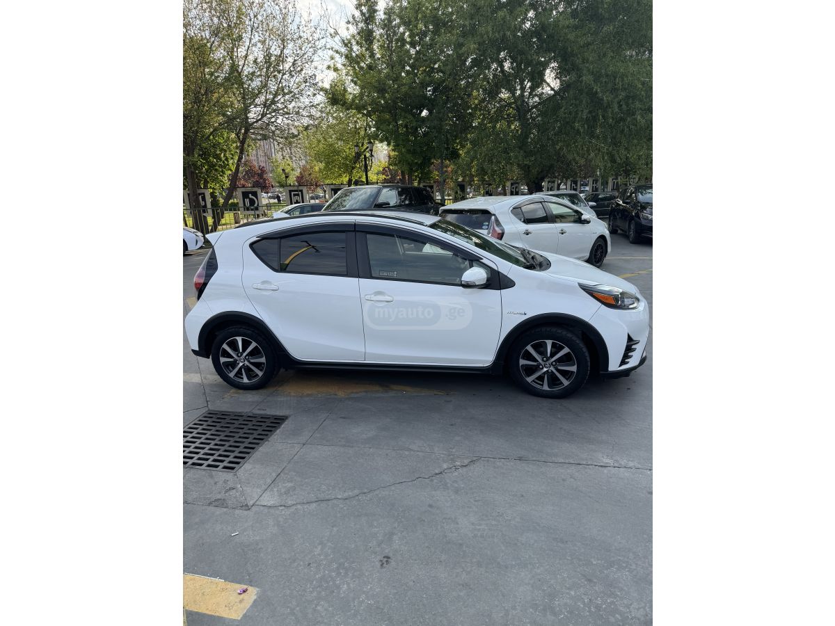 Toyota Prius C - фото 6