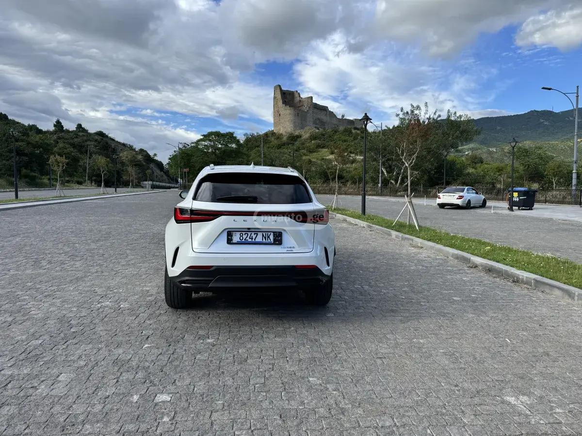 نمای دیگر Lexus Base 4dr All-Wheel Drive Autom 2022