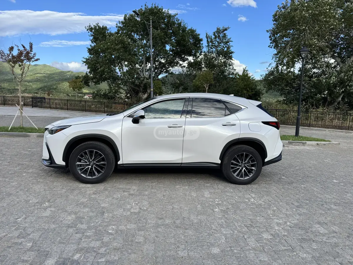 نمای دیگر Lexus Base 4dr All-Wheel Drive Autom 2022