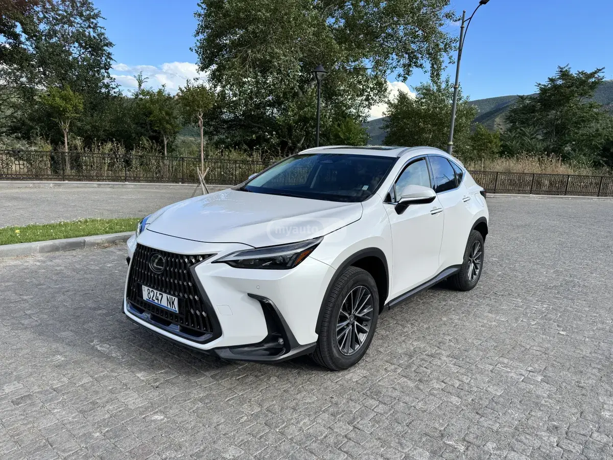 نمای دیگر Lexus Base 4dr All-Wheel Drive Autom 2022