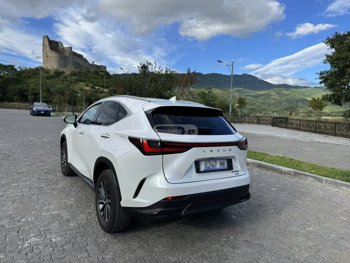نمای دیگر Lexus Base 4dr All-Wheel Drive Autom 2022