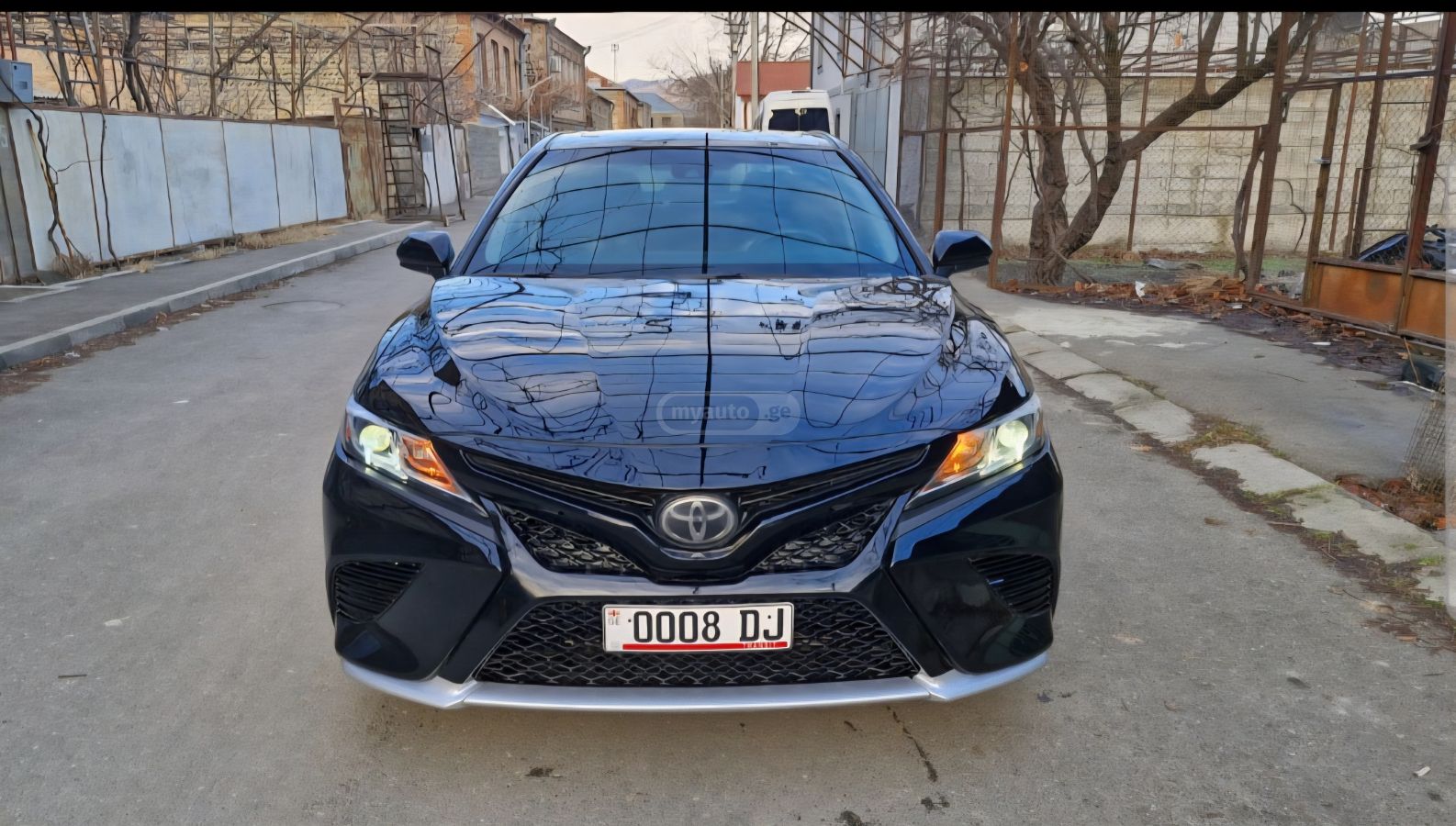 Toyota Camry - фото 1