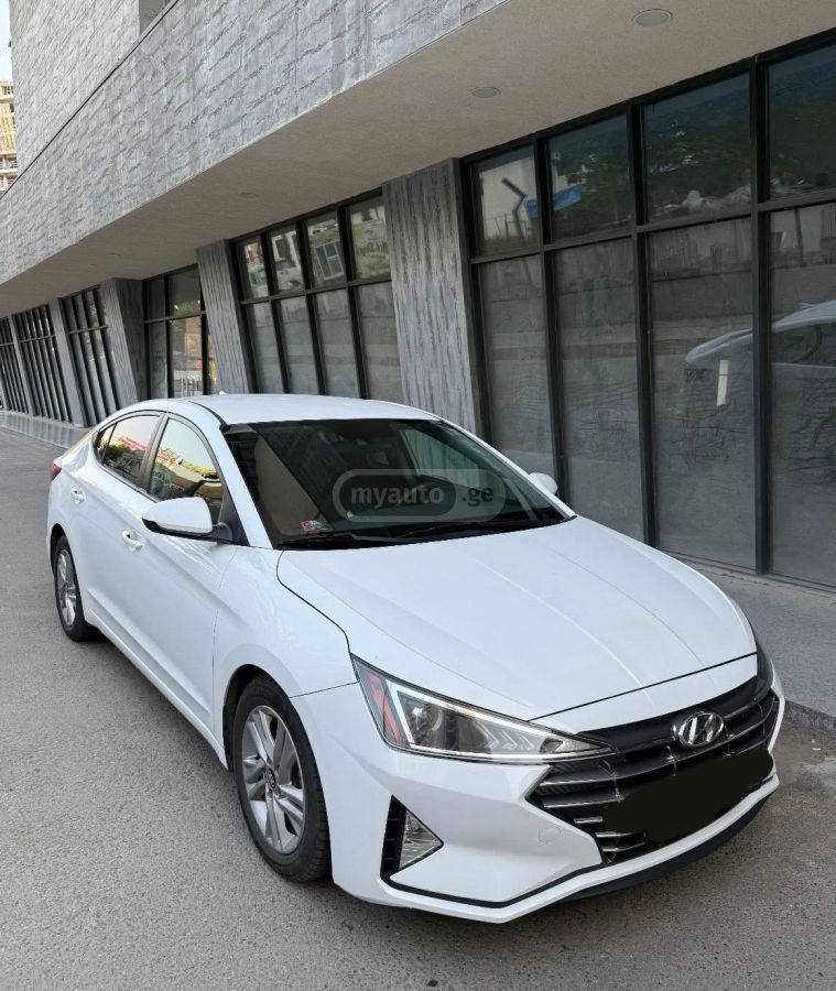 Hyundai Elantra GT - фото 1