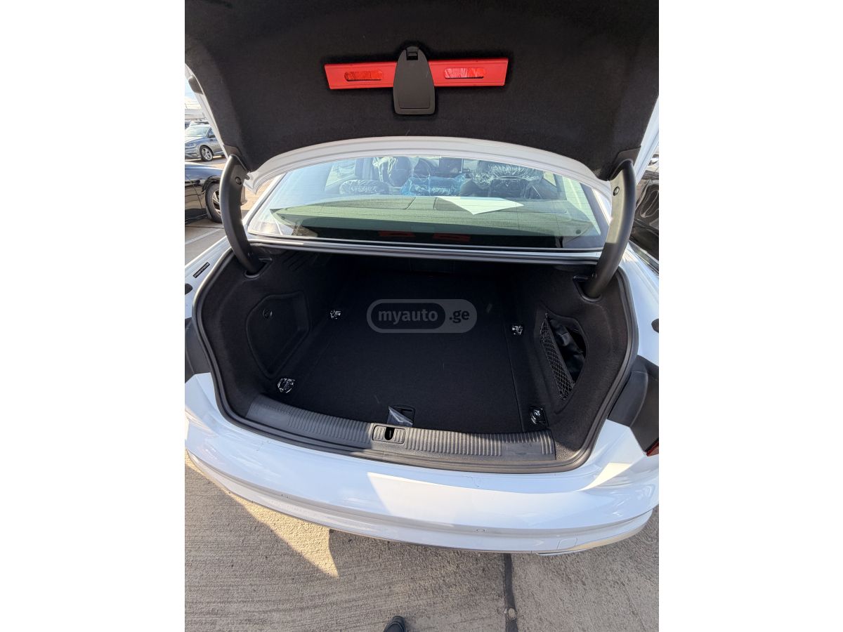 Audi A4 - фото 9