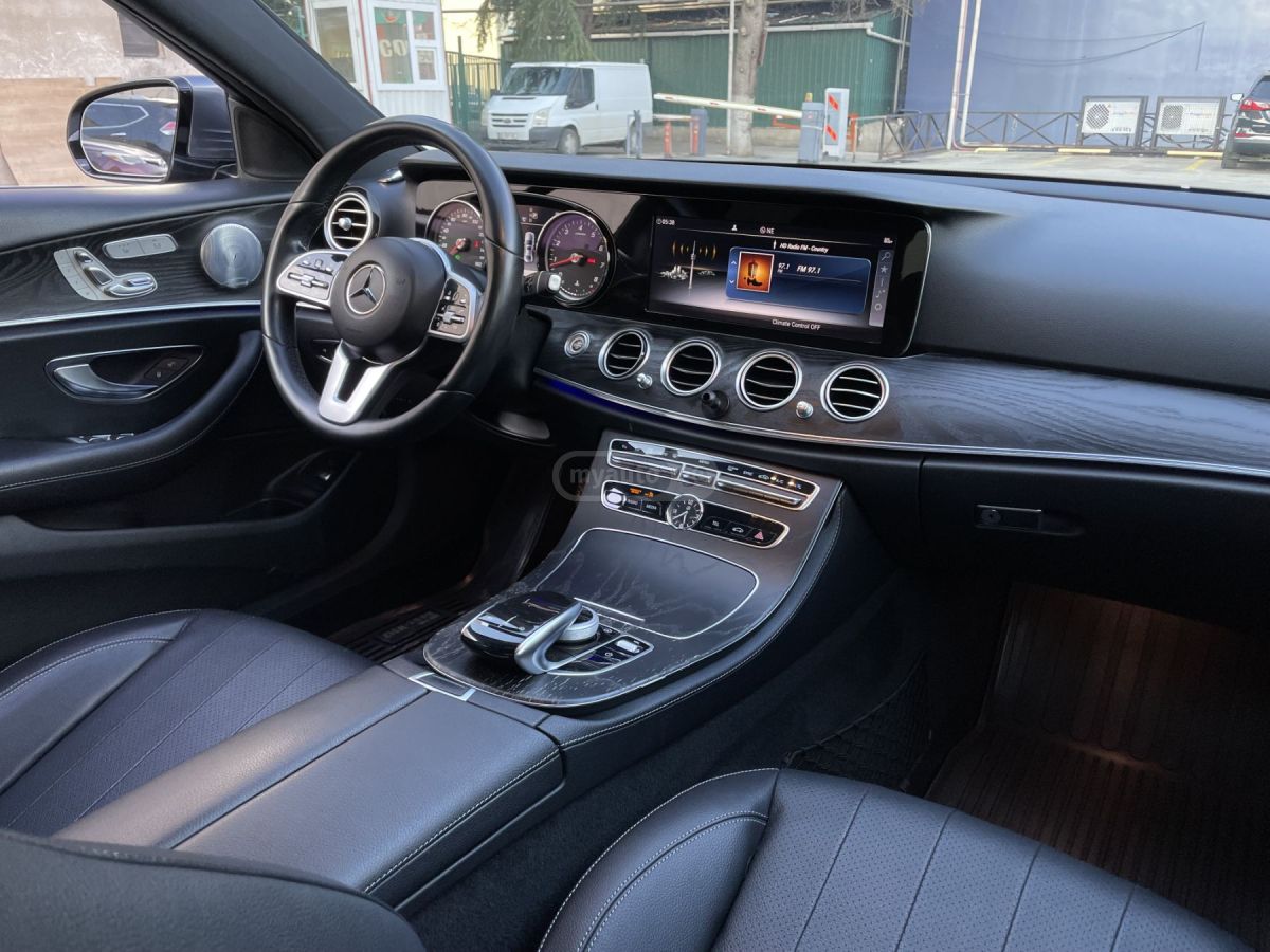 Mercedes-Benz E 300 - фото 1