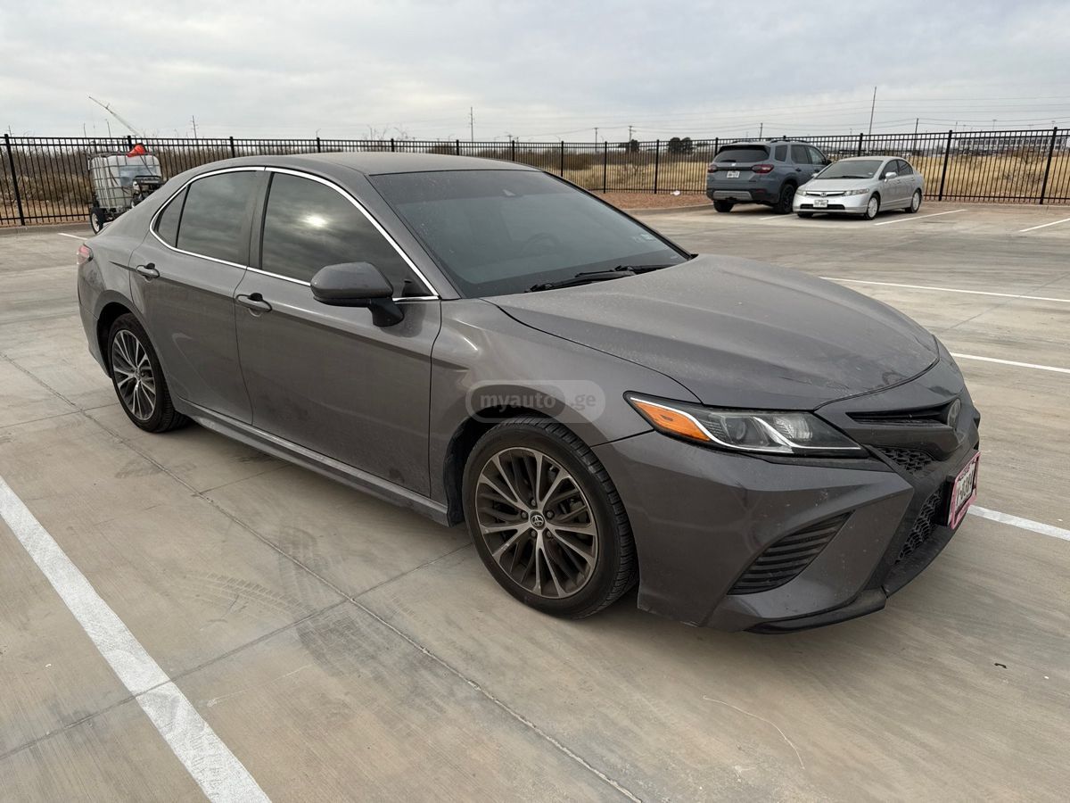 Toyota Camry - фото 1