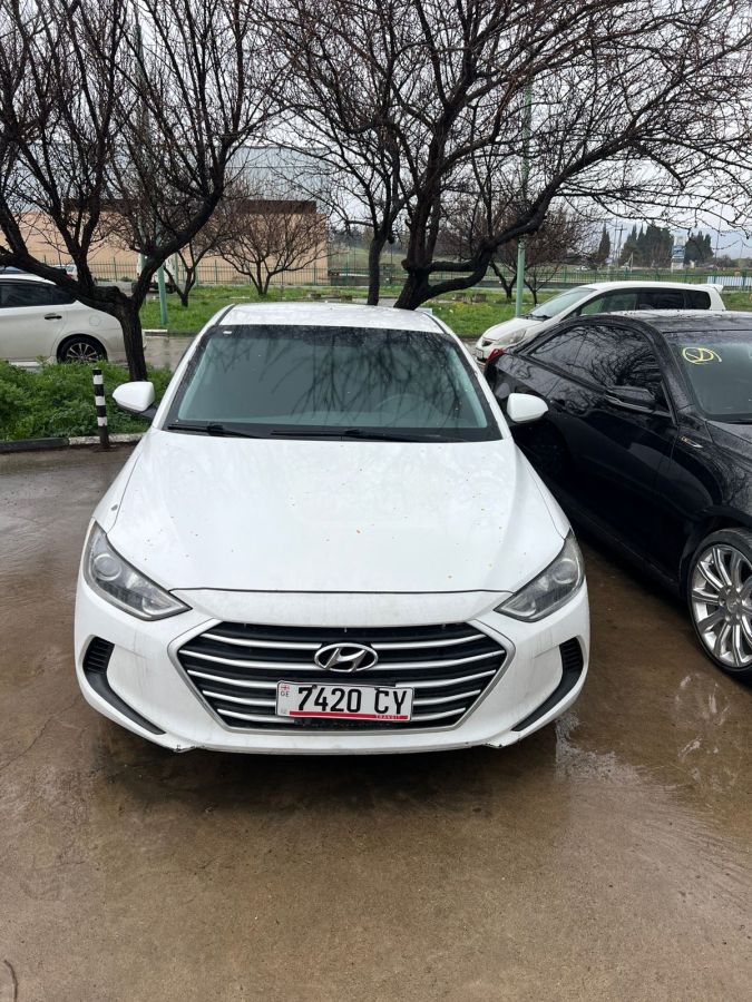 Hyundai Elantra - фото 1