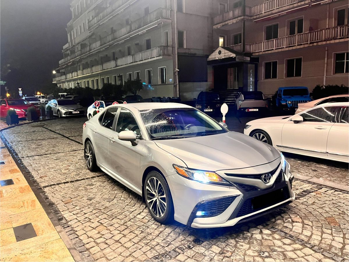 Toyota Camry - фото 1