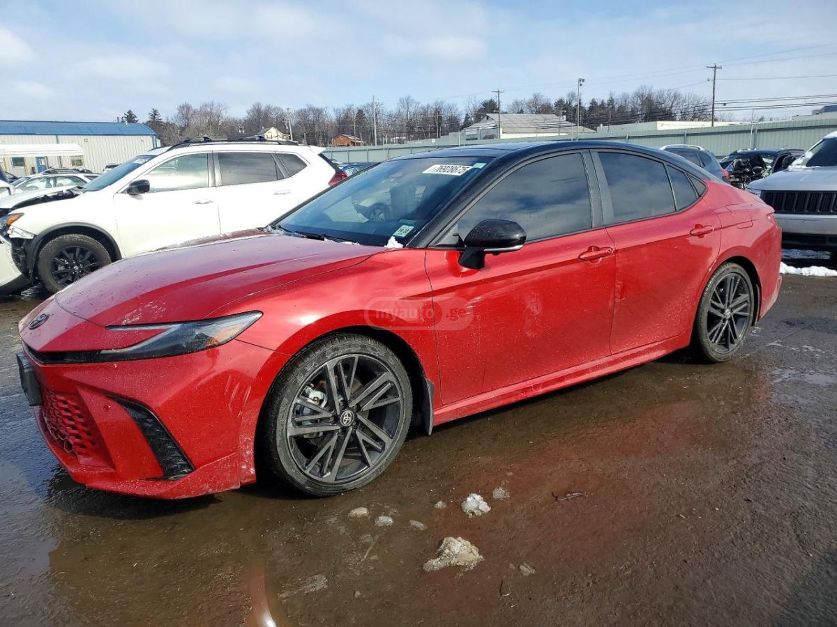 Toyota Camry - фото 1