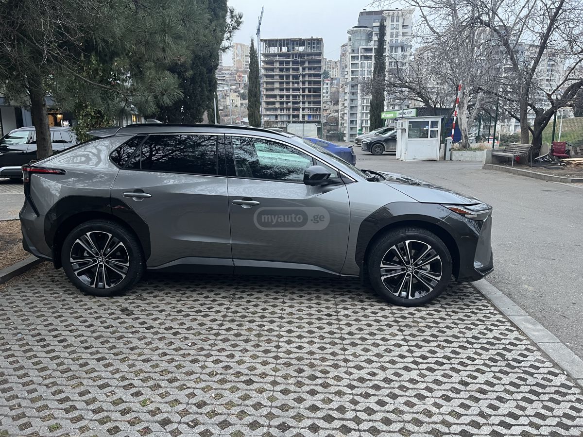 Toyota bZ4X - фото 1